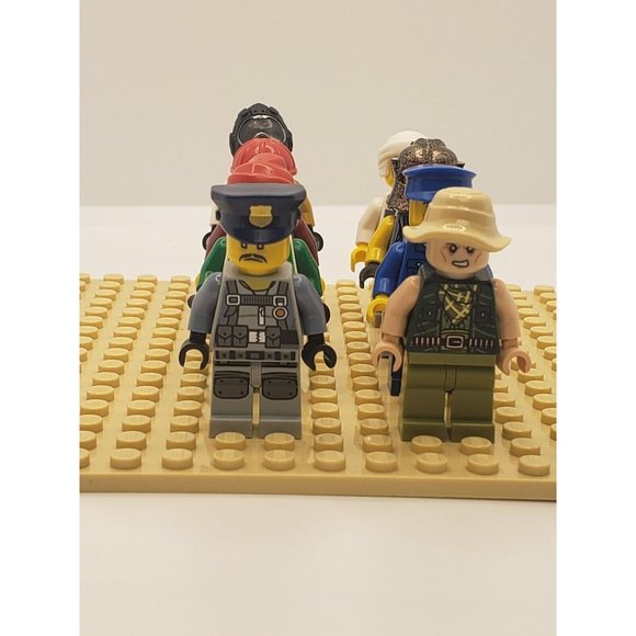 LEGO Minifigure Mixed Lot of 8 and Head Gear C0476 - Picture 9 of 9